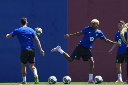 El jugador del FC Barcelona Lamine Yamal durante el entrenamiento del equipo azulgrana en la ciudad deportiva Joan Gamper para preparar el partido de ida de semifinales de la Liga de Campeones frente al Inter de Milán. EFE/Alejandro García