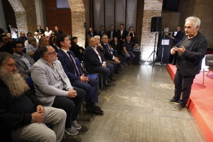 Ferran Adriá se dirige al enólogo Raúl Pérez, sentado en primera fila