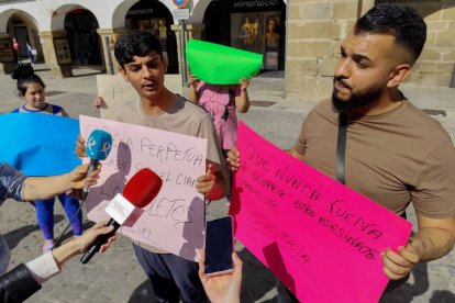 Familiares directos de Camelia, la niña de dos años que murió tras recibir dos disparos durante el tiroteo entre clanes rivales ocurrido el pasado 30 de marzo en la barriada de San Lázaro de Plasencia