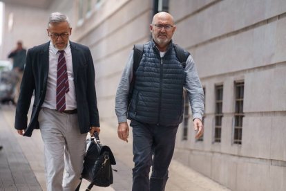 El exdiputado nacional del PSOE Juan Bernardo Fuentes, junto a su abogado Raúl Miranda salen de la Audiencia Provincial de Santa Cruz de Tenerife tras declarar por el caso Mediador ante la jueza