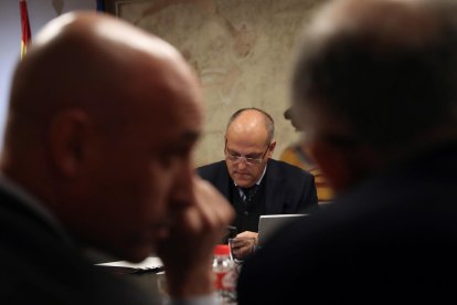 El presidente de LaLiga, Javier Tebas,centro, y el de la Real Federación Española de Fútbol (RFEF), Luis Rubiales,iz., en foto de archivo de J.J. Guillén. EFE