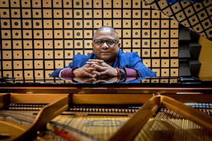 Nacido y formado en La Habana, Caramelo de Cuba comenzó su carrera musical con la orquesta del legendario Benny Moré o el mítico Conjunto Casino.