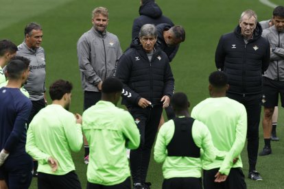 El entrenador del Betis (c), el chileno Manuel Pellegrini, habla con sus jugadores durante el entrenamiento realizado esta mañana de miércoles en Sevilla previo al partido que disputará ante la Fiorentina italiana mañana jueves en el Benito Villamarín de la capital hispalense, el primer asalto en busca de la gran final de la Liga Conferencia. EFE/Julio Muñoz