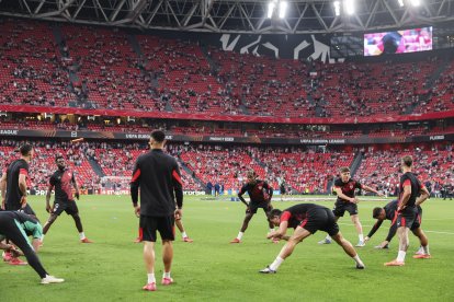 Los jugadores del Athletic durante el calentamiento previo al partido de ida de las semifinales de la Liga Europa que Athletic Club y Manchester United disputan este jueves en el estadio de San Mamés, en Bilbao. EFE/Luis Tejido