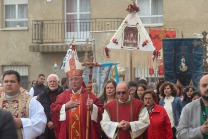 El obispo preside la procesión en Grajalejo de la Matas.  Participantes en la procesión.