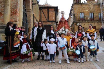 Niños, niñas, y mayores se visten de pastores para acompañar a la virgen.