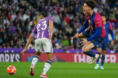 El centrocampista del Valladolid Anuar Mohamed Tuhami pelea un balón ante el lateral del Barcelona Héctor Fort (d) durante el partido de LaLiga de fútbol que Real Valladolid y FC Barcelona disputan en el estadio José Zorrilla. EFE/R. García