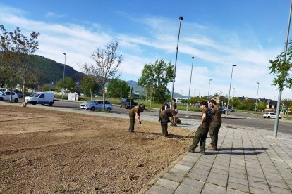 Trabajadores de la Escuela Taller en las tareas de jardinería.