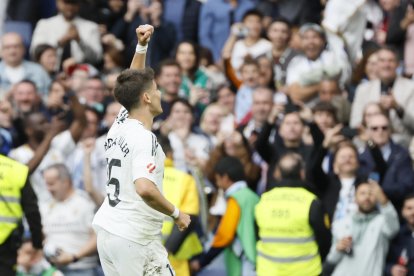 El centrocampista turco del Real Madrid Arda Güler celebra después de marcar el 1-0 durante el partido entre el Real Madrid y el Celta de Vigo en el estadio Santiago Bernabéu en Madrid. EFE/ Ballesteros