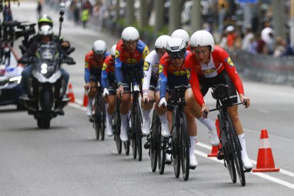 Las componentes del equipo Lidl-Trek participan en la primera etapa de la Vuelta Femenina, una contrarreloj por equipos de 8,1 kilómetros con salida y llegada a Barcelona. EFE/ Quique García