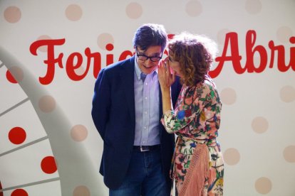 Illa y la vicepresidenta Montero en la caseta del PSC en la Feria de Abril de Barcelona.