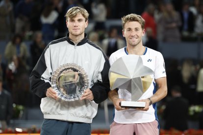 El tenista noruego Casper Ruud y el británico Jack Draper (i) posan con sus trofeos tras la final del Mutua Madrid Open de tenis disputada este domingo en la Caja Mágica, en Madrid. EFE/Chema Moya