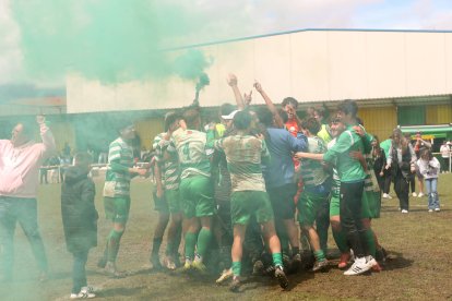 Los bravos jugadores virginianos celebran el ascenso con su afición en Los Dominicos.