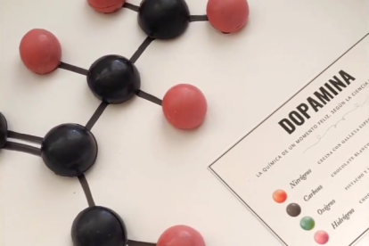 Bombones que recrean la fórmula química de la dopamina hechos por La bicicleta de Anacleta.