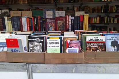 Un puesto en la feria del libro.