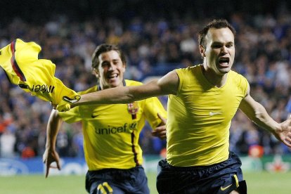 El centrocampista del F. C. Barcelona, Andrés Iniesta (d) y su compañero Bojan, celebran el gol que les dio el pase a la final de la liga de campeones en Stamford Bridge el 6 de mayo de 2009.. EFE / Felipe Trueba.