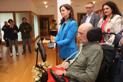 Urbano González junto a su mujer, Carlota Amigo, Antonio Orozco, gerente de servicios sociales, y Vera López, concejala .