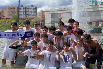 Los jugadores peñistas festejan el campeonato en la fuente de La Palomera.