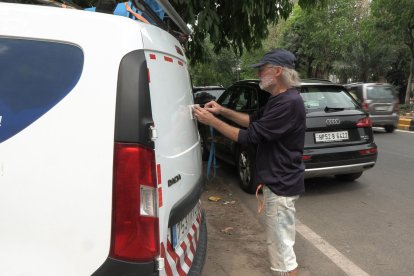 El español Joan Giralt Doya, de 63 años, se encuentra varado en Nueva Delhi, a la espera de continuar su vuelta al mundo en furgoneta.-EFE/ Juan Verano