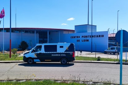 Vehículo de la Guardia Civil en las instalaciones penitenciarias de Villahierro.