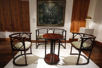 Mobiliario modernista de la exposición en Museo Casa Botines.