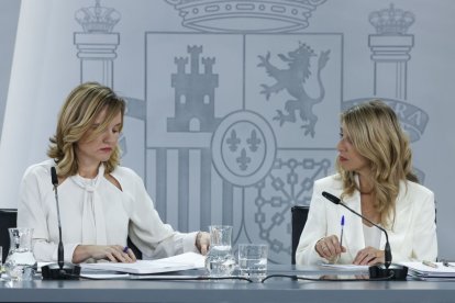  Yolanda Díaz (d) junto a la portavoz Pilar Alegría tras el Consejo de Ministros.