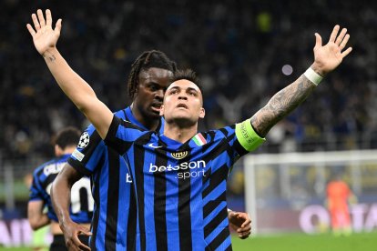 El delantero del Inter Milan Lautaro Martinez celebra el 1-0 durante el partido de vuelta de semifinales de la UEFA Champions League entre Inter Milan y FC Barcelona, en Milan, Italia. EFE/EPA/DANIEL DAL ZENNARO