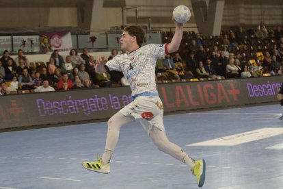 Carlos Álvarez, candidato a mejor extremo derecho de la temporada en la Liga Asobal.