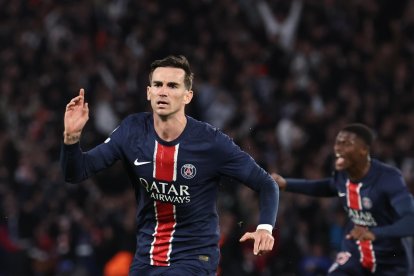 El jugador español del PSG Fabian Ruiz celebra el 1-0 durante el partido de vuelta de la UEFA Champions League jugado en el Parque de los Príncipes en París, Francia. EFE/EPA/CHRISTOPHE PETIT TESSON