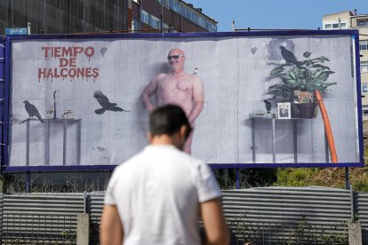 Cartel publicitario contratado en A Coruña por el artista Enrique Tenreiro, que pintó en octubre de 2018 la tumba de Franco en el Valle de Cuelgamuros y ahora, en busca de la paz, ha ideado una campaña en la que se desnuda contra los que denomina "halcones" y frente a las guerras. EFE/Cabalar