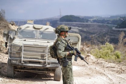 Imagen de archivo de un soldado de las Fuerzas de Defensa de Israel, que custodia un vehículo en territorio del sur de Líbano. EFE/Alejandro Ernesto