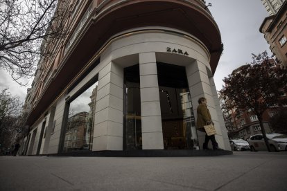 Fachada de la tienda de Zara que la multinacional textil Inditex posee entre las calles Juan Flórez y Avenida de Arteixo de A Coruña, primer emplazamiento de la compañía fundada en 1975 por Amancio Ortega. EFE/Cabalar