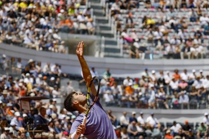 El español Carlos Alcaraz durante el partido ante el serbio Dusan Lajovic. EFE/FABIO FRUSTACI