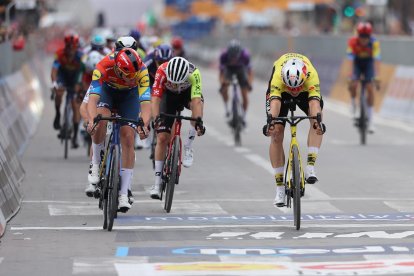 El danés Pedersen (i) cruza la linea de meta de la primera etapa del Giro de Italia por delante del belga Wout Van Aert EFE/EPA/GEORGI LICOVSKI