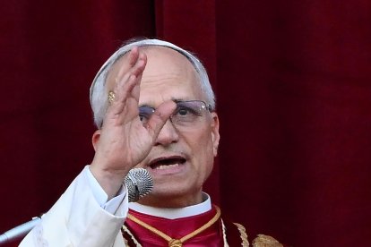 El recién elegido Papa León XIV, el cardenal Robert Francis Prevost, de EE.UU., bendice a los fieles desde la logia central de la basílica de San Pedro, Ciudad del Vaticano. EFE/ETTORE FERRARI