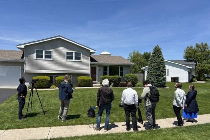 Periodistas esperan frente a la casa de John Prevost, hermano menor del papa León XIV, este viernes en el barrio de New Lenox en Chicago, Illinois (EE.UU.).