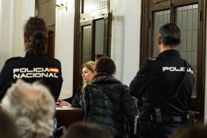La acusada, de espaldas junto a su abogada.