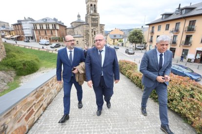 El alcalde de Ponferrada, el consejero de Sanidad y el delegado territorial de la Junta.
