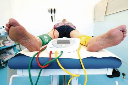 Un paciente es monitorizado en la unidad de heridas complejas ubicadas en el centro de salud de El Ejido.