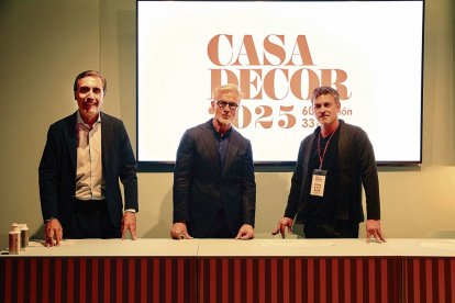 Guillermo Oviedo, con el diseñador Jaime Beriestain y el director de Sapienstone, Pablo Ruiz.
