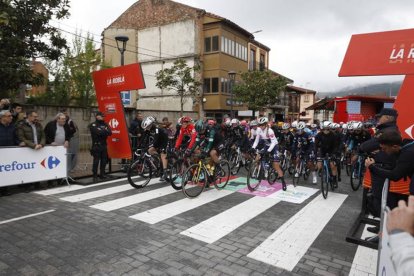 Momento exacto de la salida en La Robla de la última etapa de la Vuelta Ciclista España femenina.