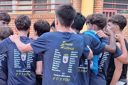 El equipo peñista celebra el campeonato de Liga de 1ª División Juvenil Provincial en su fortín de La Palomera.
