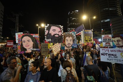 Imagen de la protesta semanal del Foro de Familias en Tel Aviv para exigir al Gobierno un acuerdo que permita liberar a los 59 rehenes israelíes que aún permanecen secuestrados por Hamás en Gaza. EFE/EPA/ATEF SAFADI