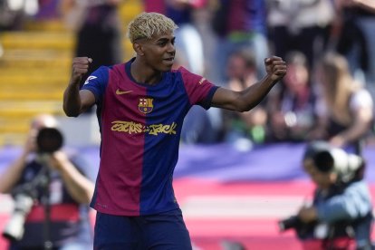 El delantero del Barcelona Lamine Yamal celebra su gol contra el Real Madrid, durante el partido de la jornada 35 de LaLiga EA Sports entre el Barcelona y el Real Madrid, este domingo en el Estadi Olímpic Lluís Companys.-EFE/Enric Fontcuberta