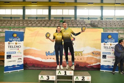 Los ganadores lo celebran en lo más alto del podio tras la tercera etapa disputada en Astorga.