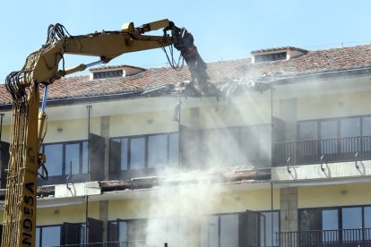 Derribo del edificio que jamás se reemplazó en San Marcos.  Maroto, en 2019, cuando era ministra, ante San Marcos.