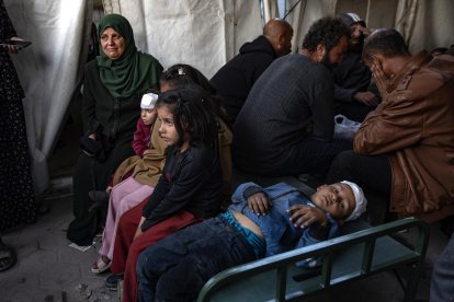 Imagen de archivo de palestinos heridos en un ataque aéreo israelí, en el Hospital Al-Ahli en Gaza. EFE/EPA/HAITHAM IMAD