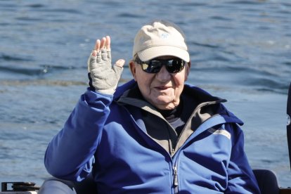 El rey emérito Juan Carlos I, a bordo del Bribón en una reciente visita a Sanxenxo (Pontevedra). EFE/Lavandeira jr.