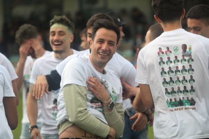 José Luis Lago celebra el ascenso con el resto de la plantilla maragata.