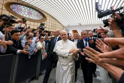 El Papa saluda a los periodistas en el Nervie Hall del Vaticano.